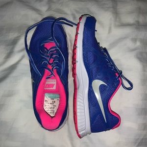 Nike Revolution tennishoes